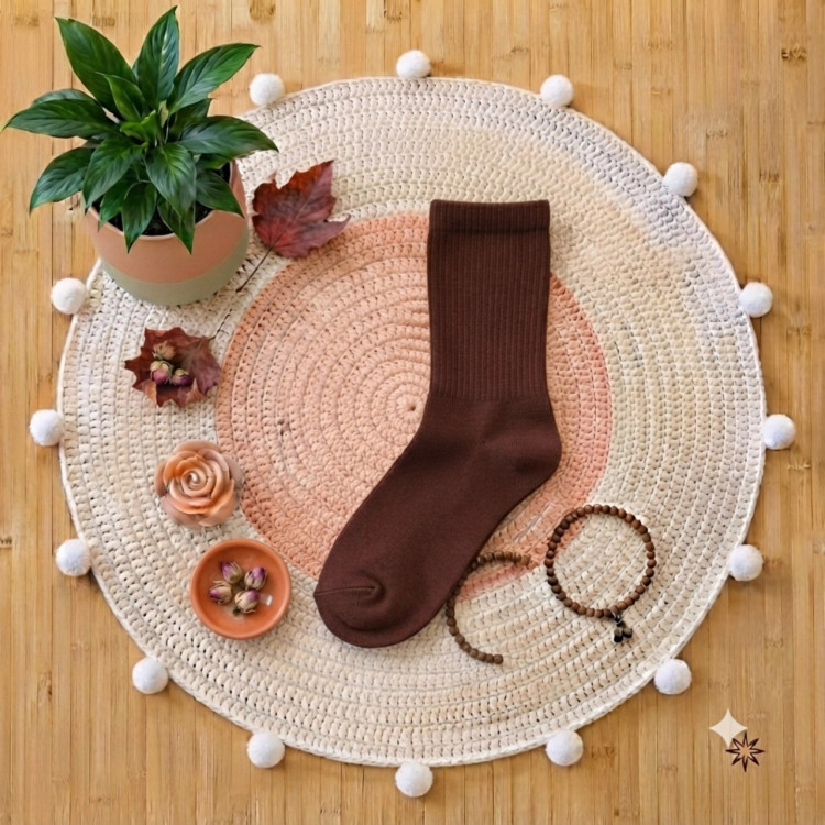 جوراب قهوه ای ساده ساق بلند نخ پنبه ای فری سایز 36 تا 43 با کش خارجی