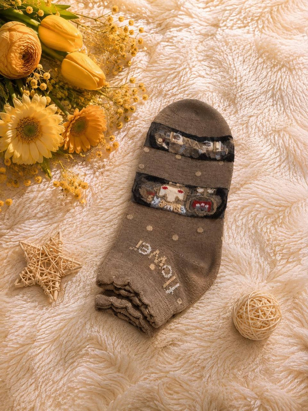 White Flower ankle socks with floral details, free size 36 to 41, made from Iranian cotton blend with English elastic.