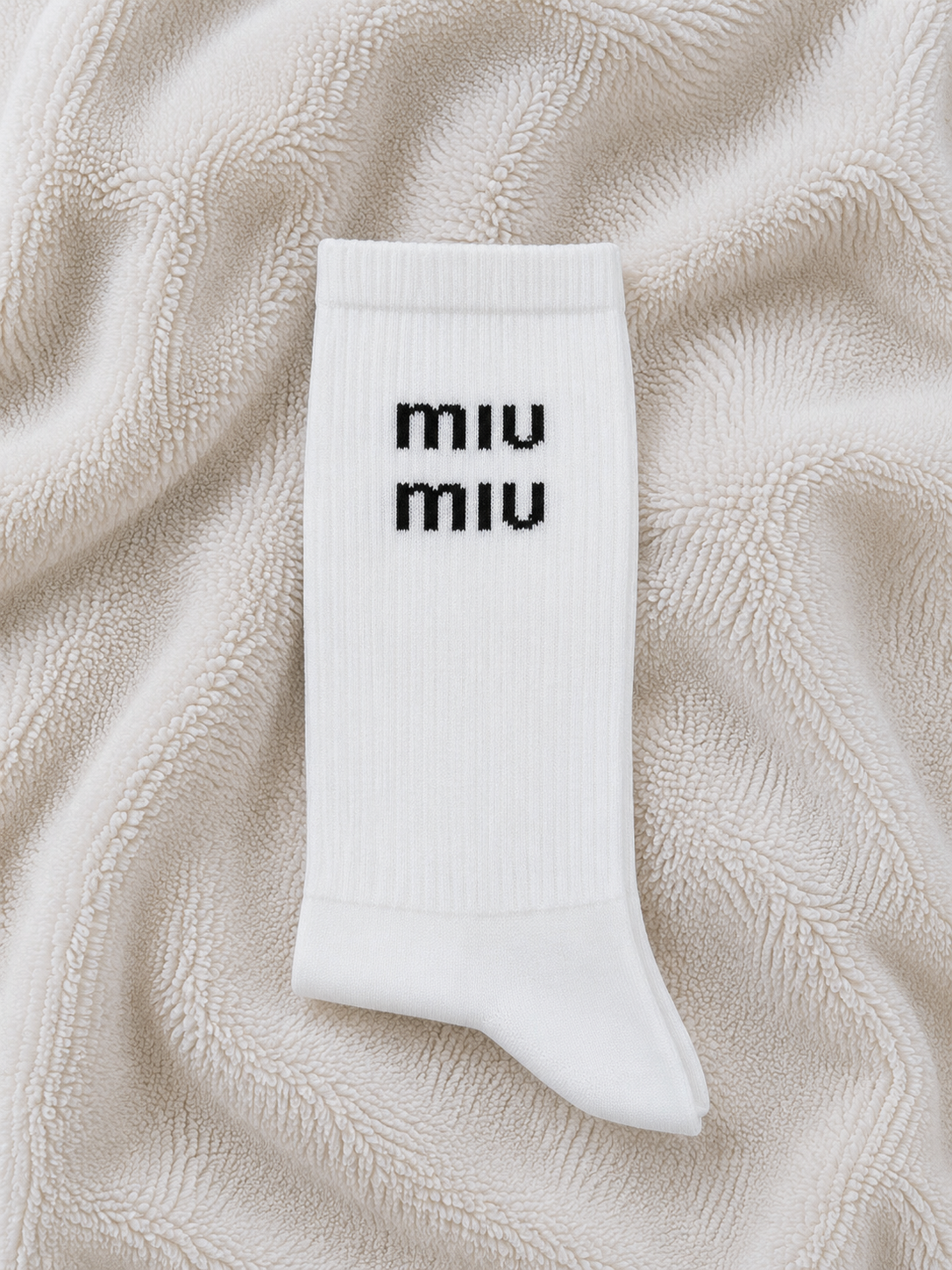 جوراب ساق بلند سفید طرح MIU MIU با نوشته مشکی، فری سایز ۳۶ تا ۴۳ و ترکیب ۸۰ درصد نخ ایرانی.
