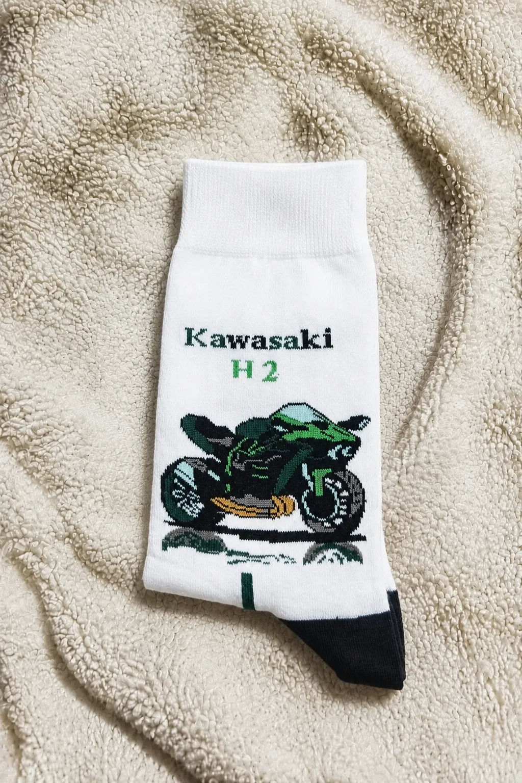 نمای جوراب ساق بلند پنبه‌ای طرح موتورسیکلت Kawasaki H2 با زمینه سفید و جزئیات سبز و مشکی