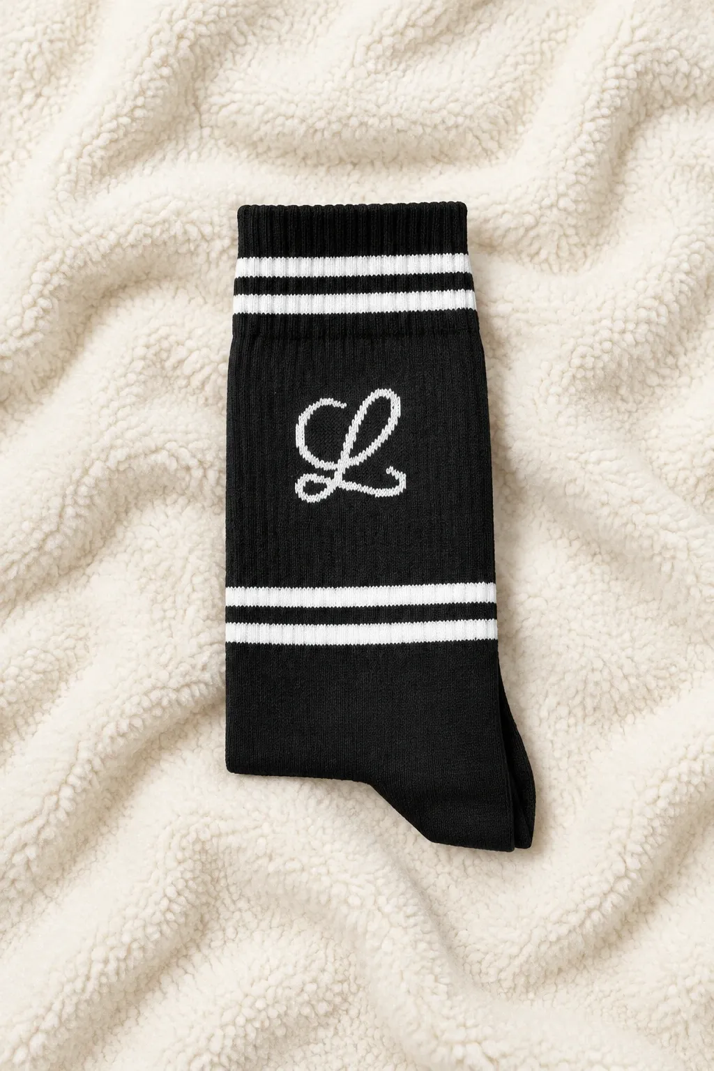 نمای جوراب ساق بلند اسپرت مشکی با نوارهای سفید و طرح روی ساق، مناسب سایز ۳۶ تا ۴۳.